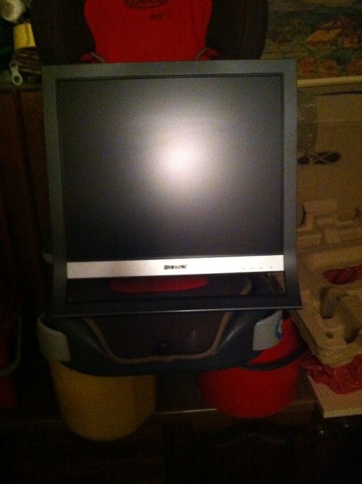 Płaski monitor SONY i Stół ze szklaną szybą