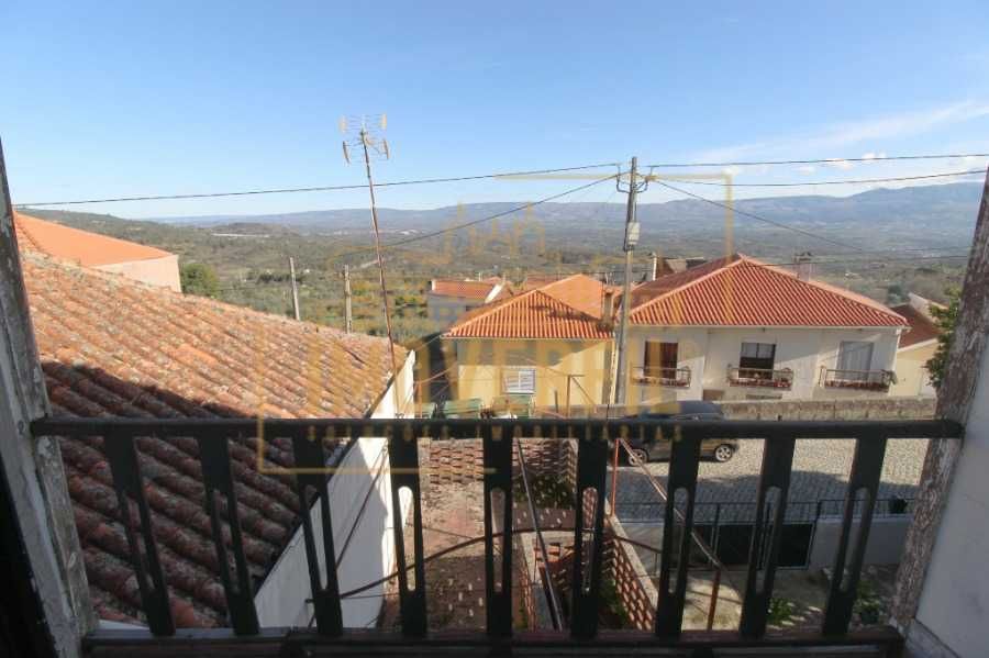 Moradia com Excelente Logradouro.