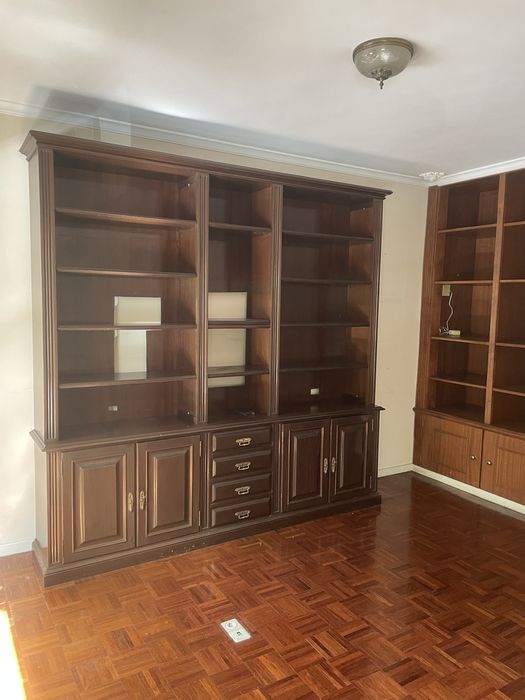 Móvel de sala com prateleiras e gavetas