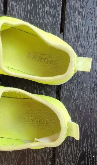 Buty trampki Guess z limonkowa siatką wkl 245