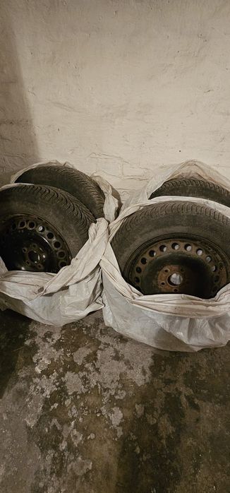 Felgi stalowe z oponami 215/55 R16