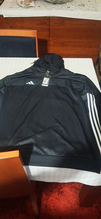 Ola fato de treino de marca adidas. Muito bonito e desportivo