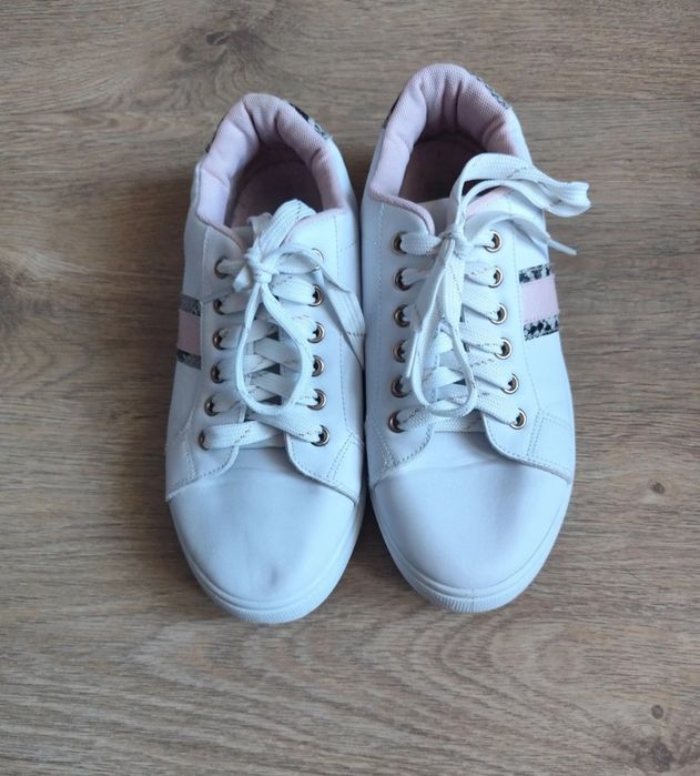 Białe klasyczne sneakersy damskie z wzorem wężowym Pepco 37