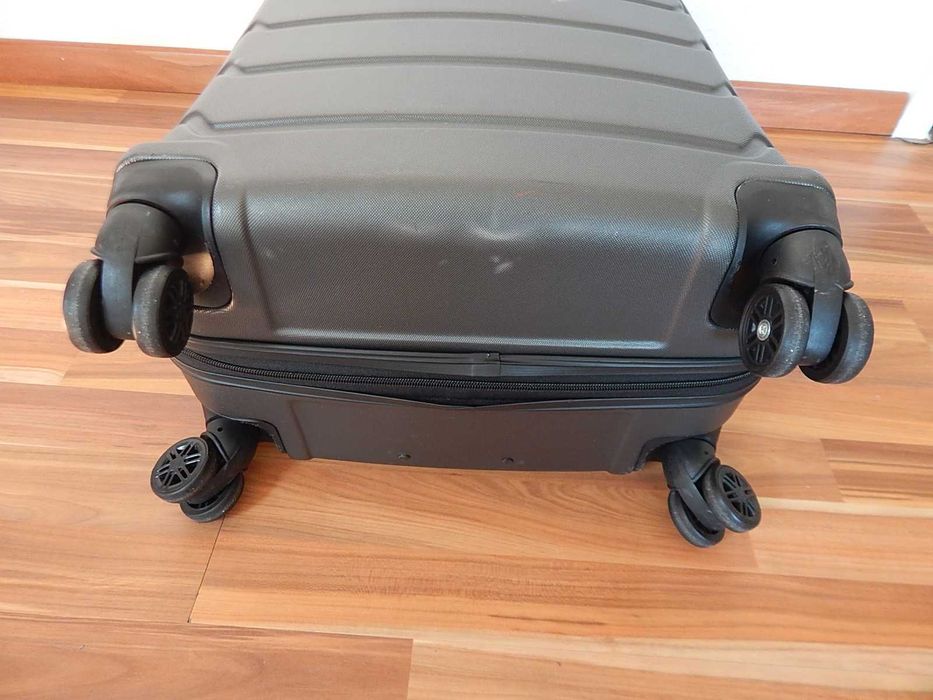 Дорожный чемодан на колесах