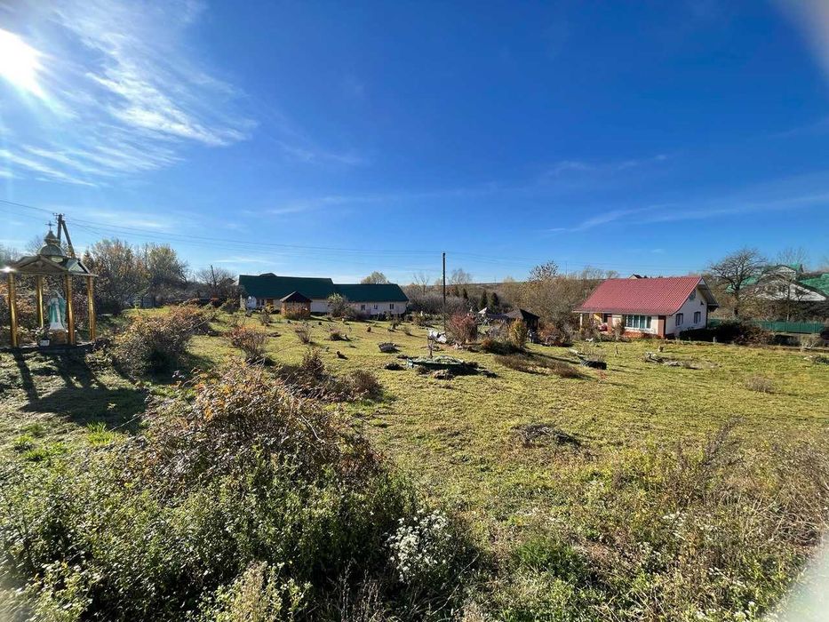 Садиба 53 сот. у Тлумачі з двома будинками та власним ставом