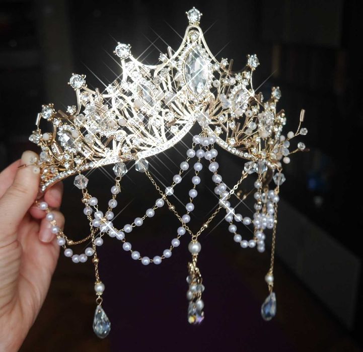 Индийское восточное украшение на голову. тика. диадема. корона.