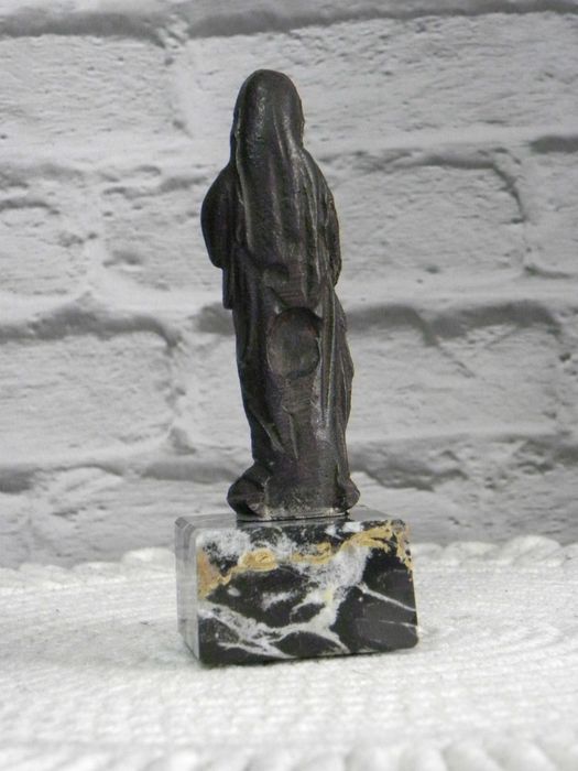 Stara żeliwna figurka Maryi na podstawie z marmuru