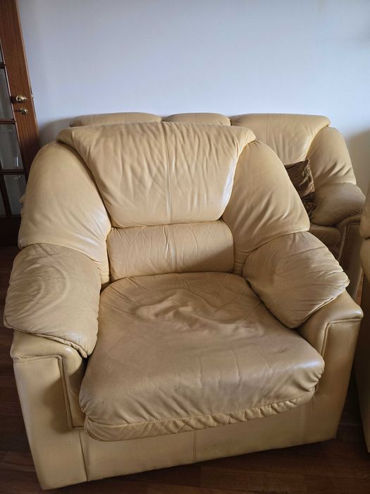 3 Sofás em pele (um de 3 lugares sofá-cama + 2 poltronas) + apoio pés