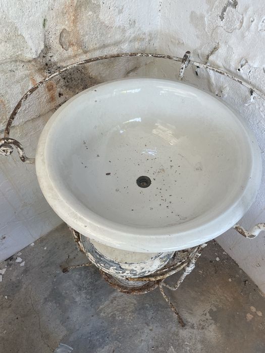 Lavatório Antigo em Ferro Forjado (Completo com Bacia Ágata)