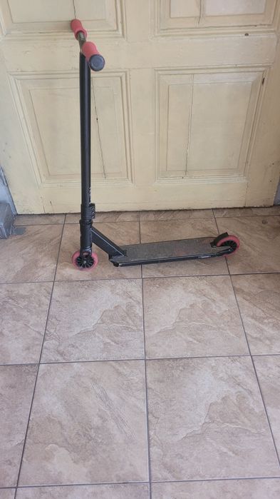 Hulajnoga z malymi kółkami