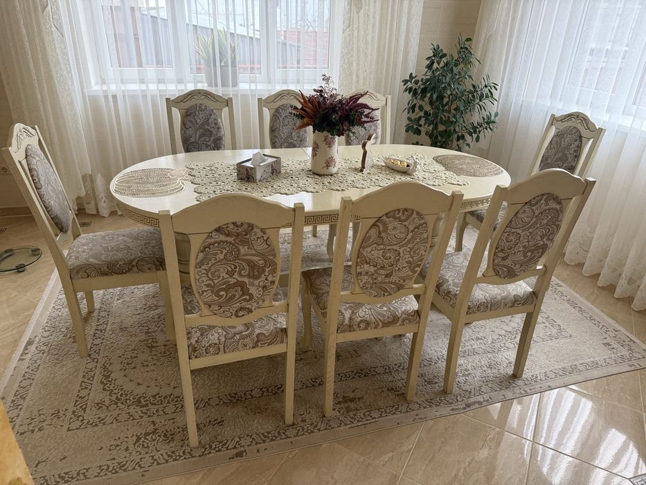 Деревяний стіл та десять стільців