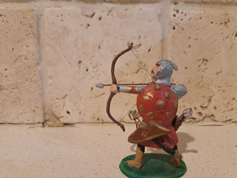 żołnierzyki  prl figurki historyczne pancerny z łukiem