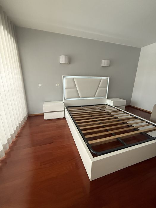 Cama com estrado e mesinhas de cabeceira