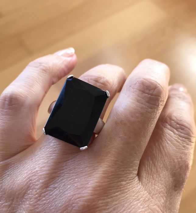 Anéis de aço e pedras