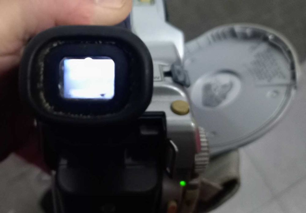 Câmara Sony Handycam DVD (Carl Zeiss) + Carregador — Liga/Para Peças
