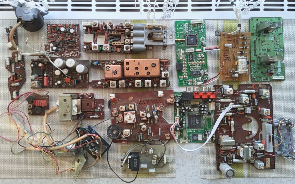 Плати, радіодеталі, радіолом