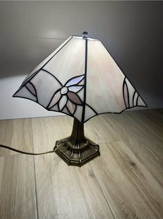 lampa stołowa witrażowa w stylu Tiffany