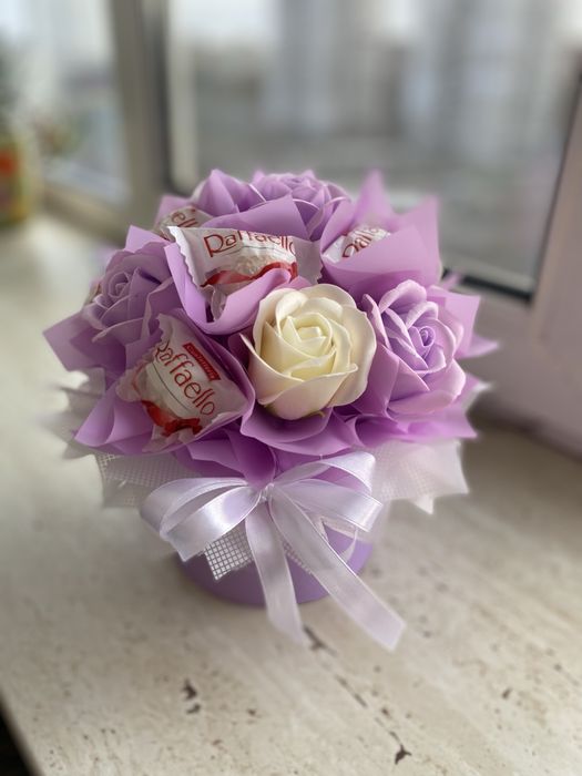 Наявність букет з цукерок raffaello, мильними трояндами букет конфет