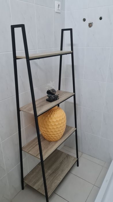 Estante moderna de madeira e aluminio preto