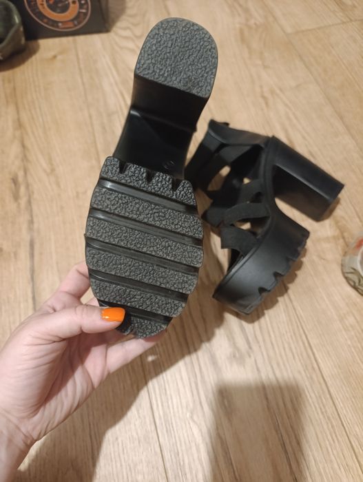 Buty na koturnie