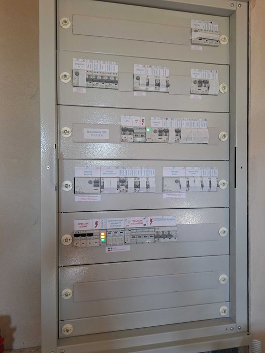 Elektryk, Instalacje elektryczne