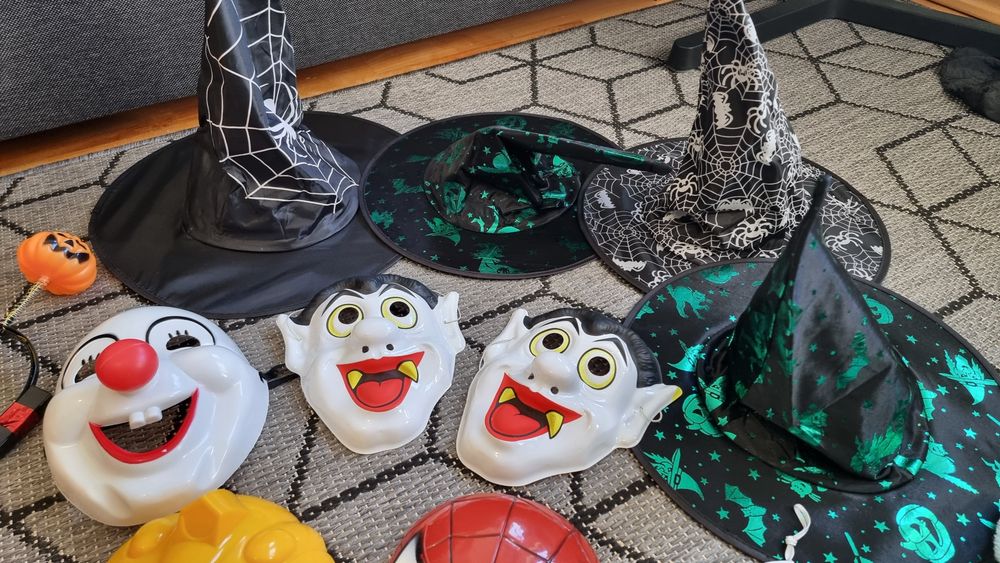 Halloween zestaw maski  kapelusze akcesoria