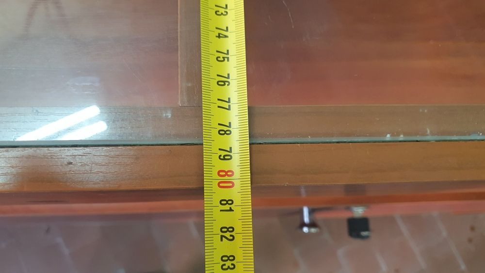 Большой качественный стол со стеклянной столешницей и шкафчиками