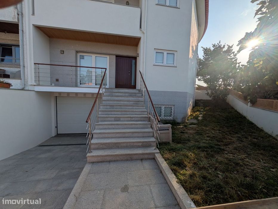 Moradia T5 geminada com jardim e garagem