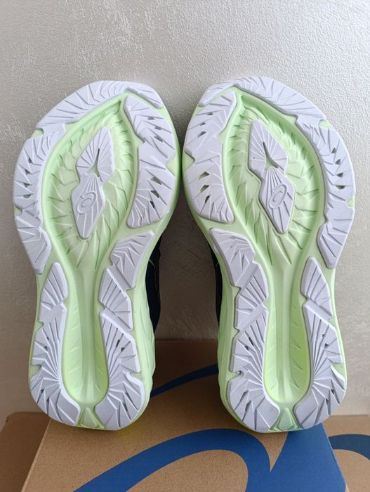 Кросівки жіночі Asics розмір 37(23 см) .