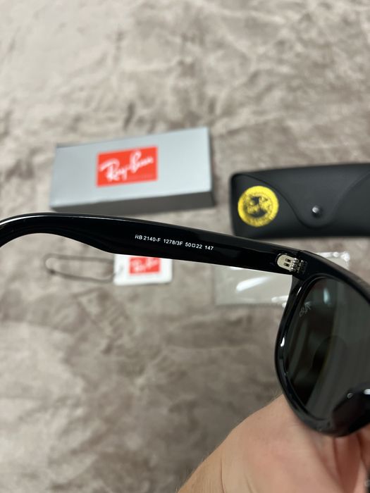 Oculos de sol Rayban wayfarer pretos novos Entrego em mãos em Odivelas e envio Pelos correios