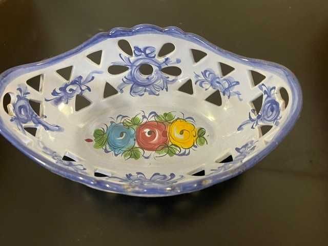 Conjunto de cerâmica artística portuguesa VESTAL – Alcobaça, produzido entre as décadas de 1950–60.