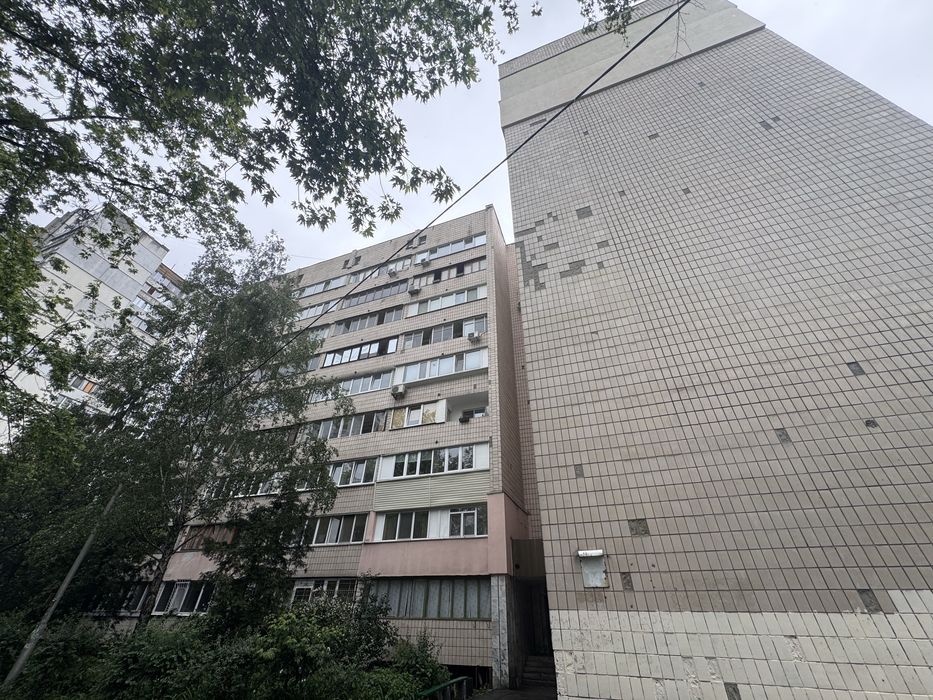 Продається велика кімната метро Шулявка 3хв пішки