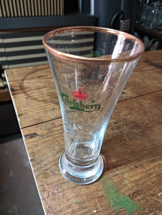 copos de diversas marcas de bebidas