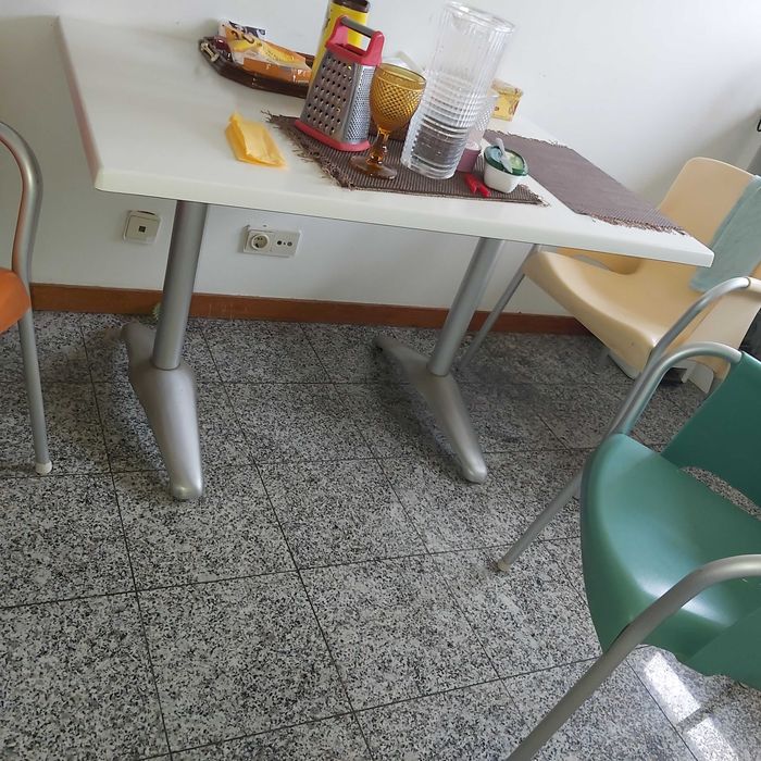 Vendo mesa de cozinha com 4 cadeiras. Linda e moderna!