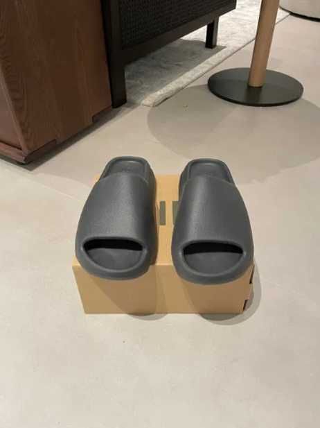 Buty adidas Yeezy Slide czarne R.37
