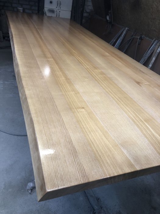 Стол из дерева. Стул. Диван. Кровать. Мягкая мебель.