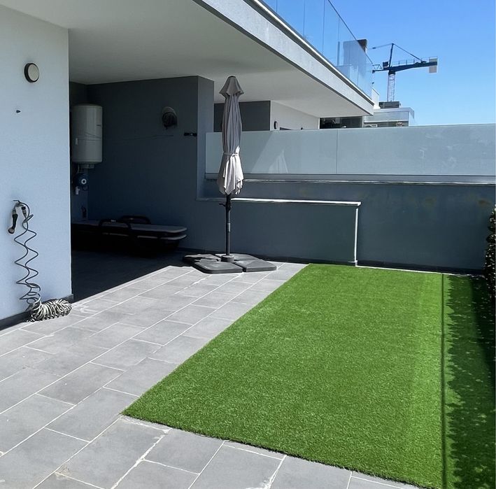 Chapeu sol, espreguicadeiras e tapete relva