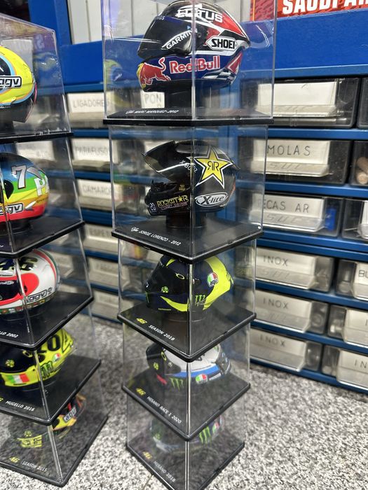 13 Capacetes rossi e um de outro piloto