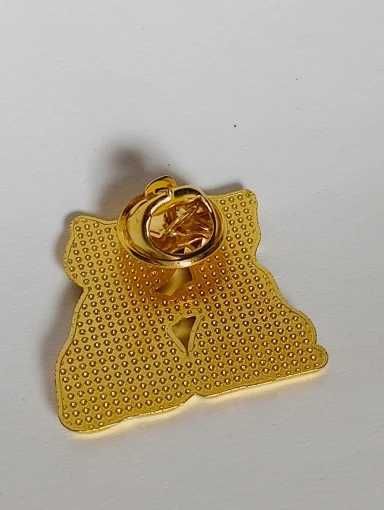 Przypinka czarno-biały kot. 2,5x2,5 cm.
