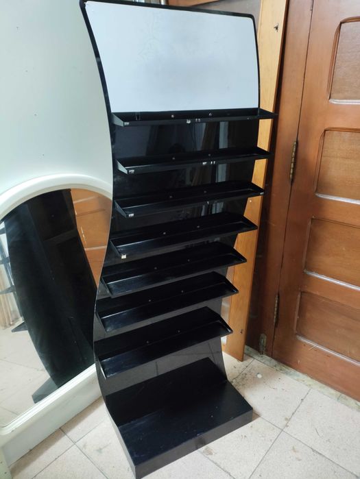 Expositor de parteleiras com rodas movivel