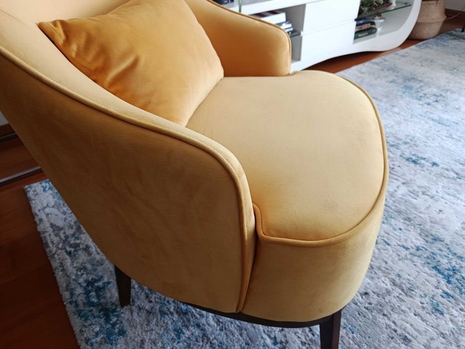 2 cadeirões veludo amarelo ouro