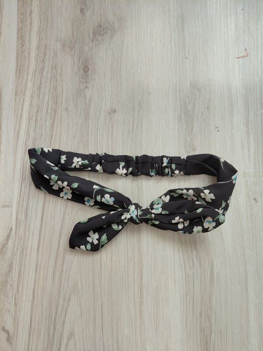Czarna materiałowa opaska na głowę w kwiaty z kokardką