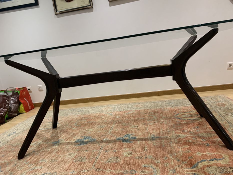 Mesa comtampo de vidro e pes em madeira