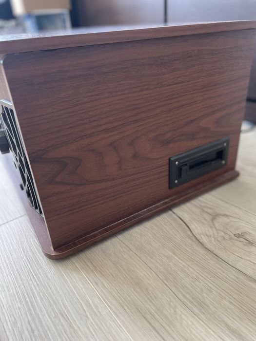 Radio retro z gramofonem , odtwarzaczem kaset magnetofonowych