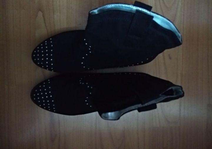 Czarne zamszowe botki