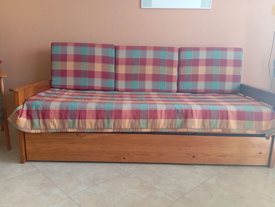 Sofá cama em madeira