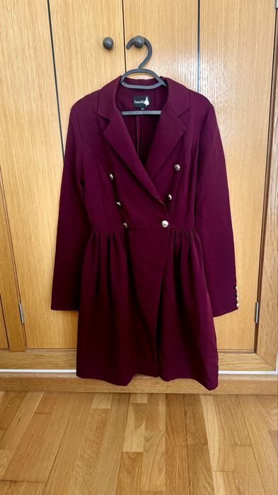 Гарна сукня кольору марсала