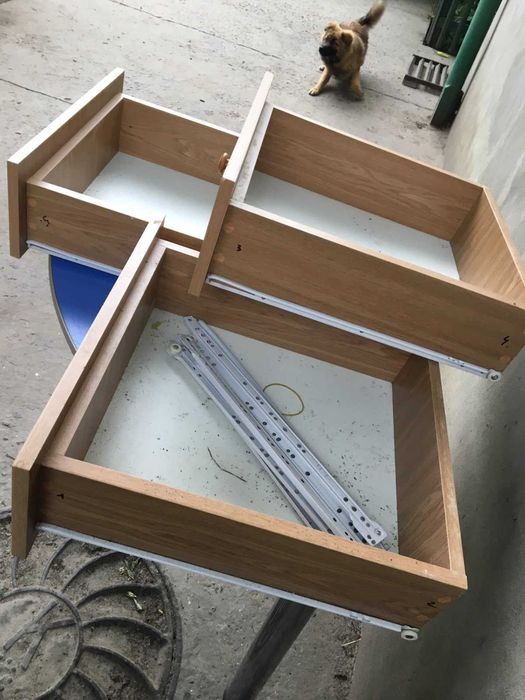 ящики с мебельной стенки и столов