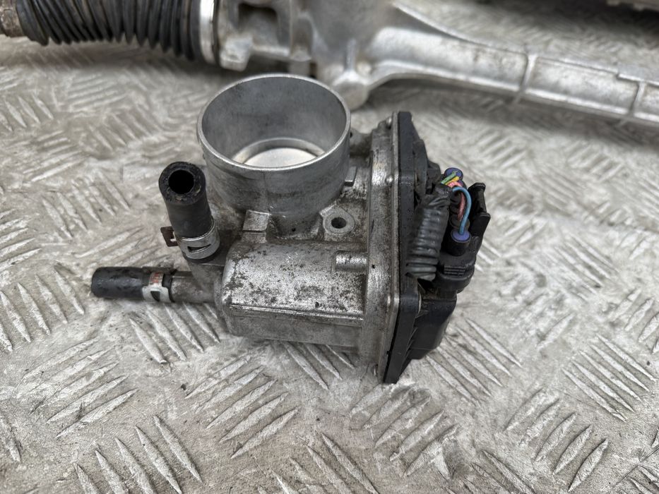 Дроссельная заслонка AURIS COROLLA 1.6 бензин 22030-37010