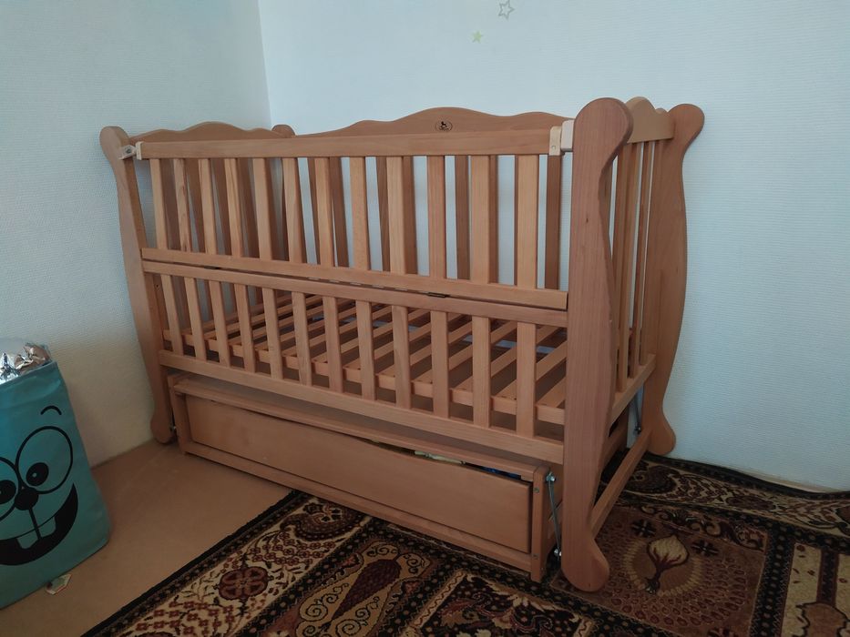 Дитяче ліжечко-гойдалка.